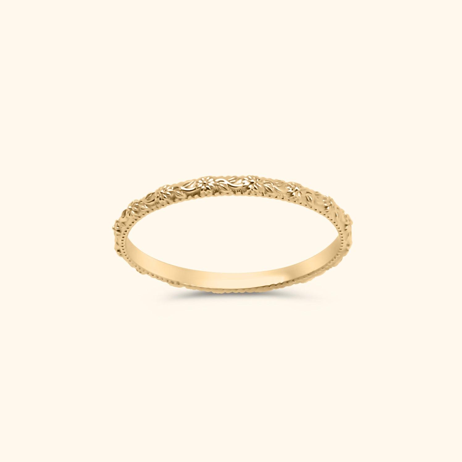 Goudkleurige stapelring van gold plated messing met verfijnd bloemendessin rondom de hele band.