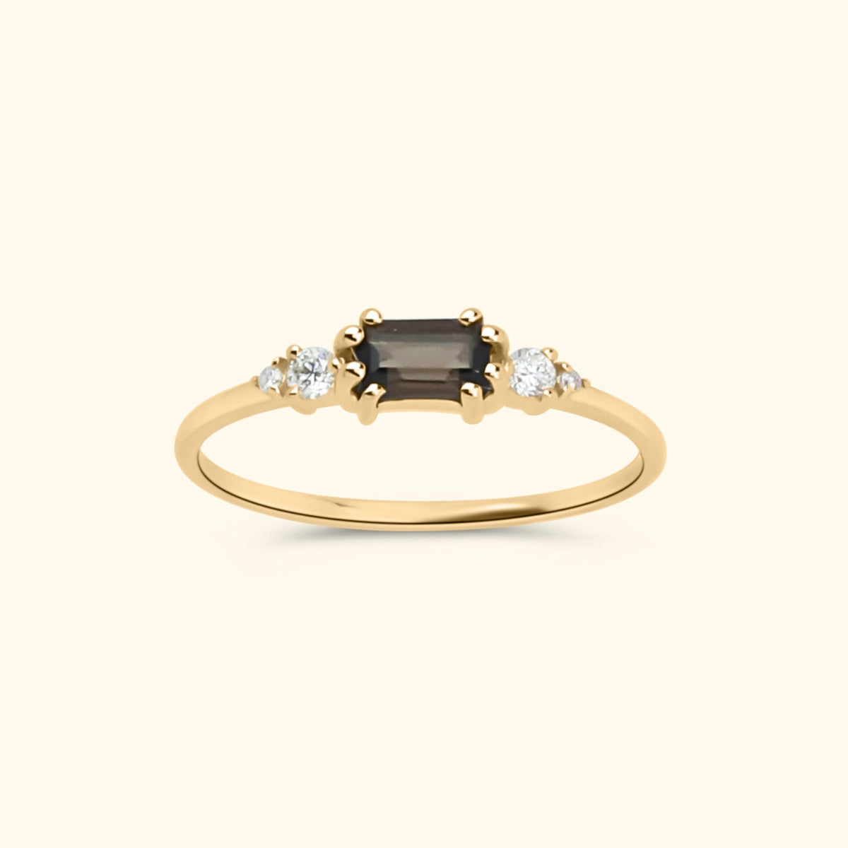 Fijne gouden ring met rechthoekige smoky quartz en vier kleine witte diamanten, gezet in 9 karaat goud.