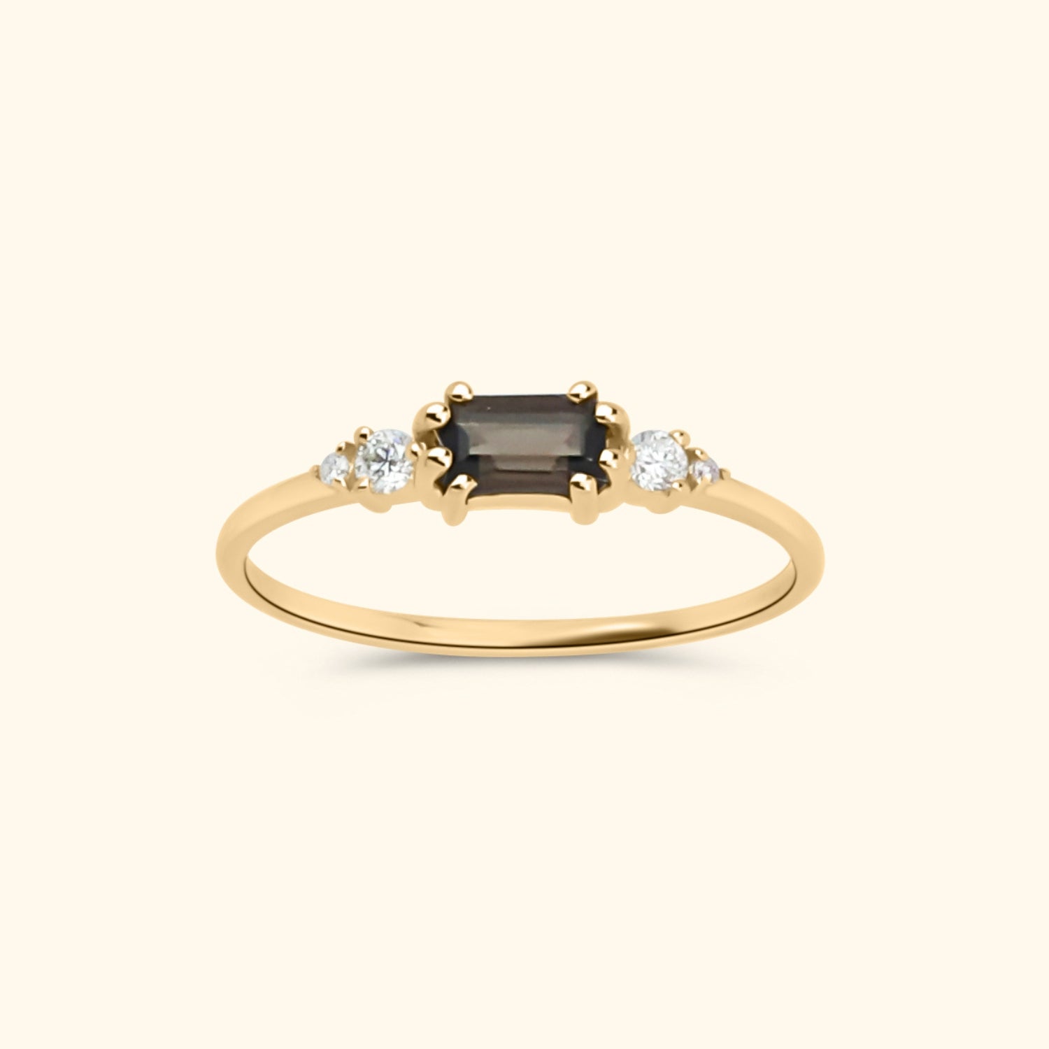 Fijne gouden ring met rechthoekige smoky quartz en vier kleine witte diamanten, gezet in 9 karaat goud.