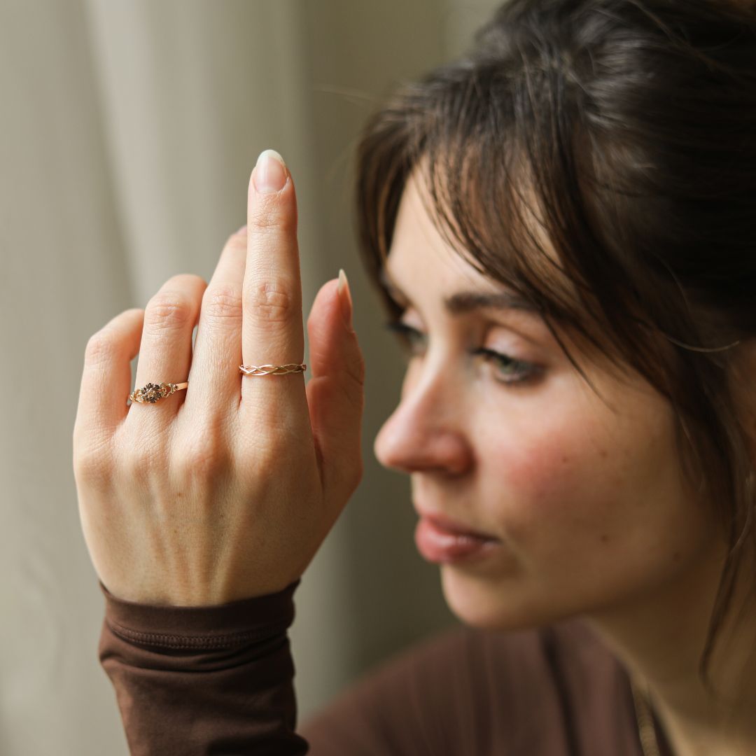 Hand met gevlochten ring 9 karaat