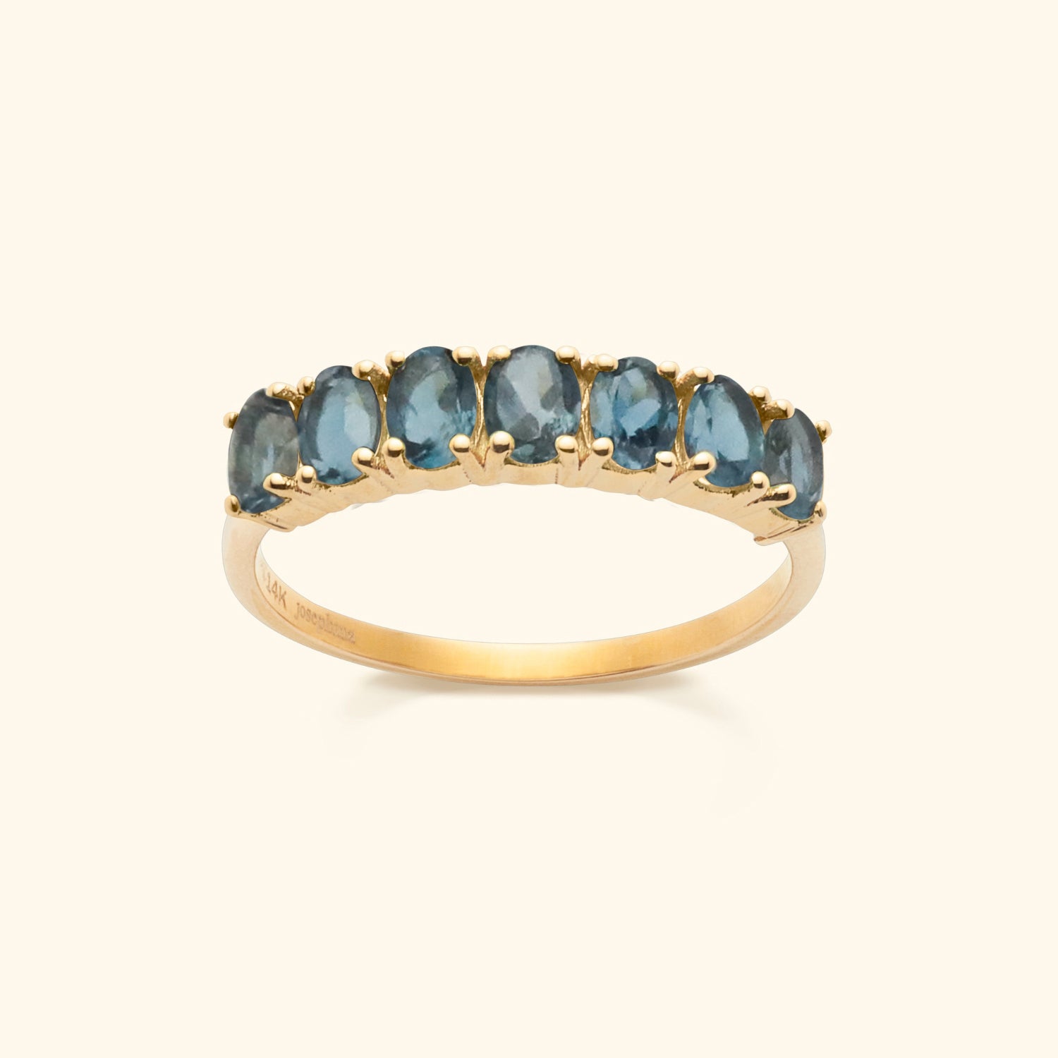 Gouden damesring van 9 karaat met zeven ovaal geslepen London Blue Topaz edelstenen