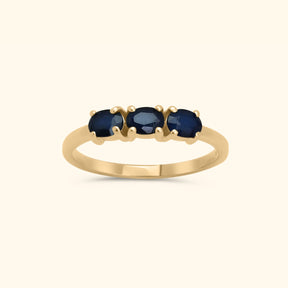 14 karaat gouden ring met drie blauwe saffieren – elegant en tijdloos design.