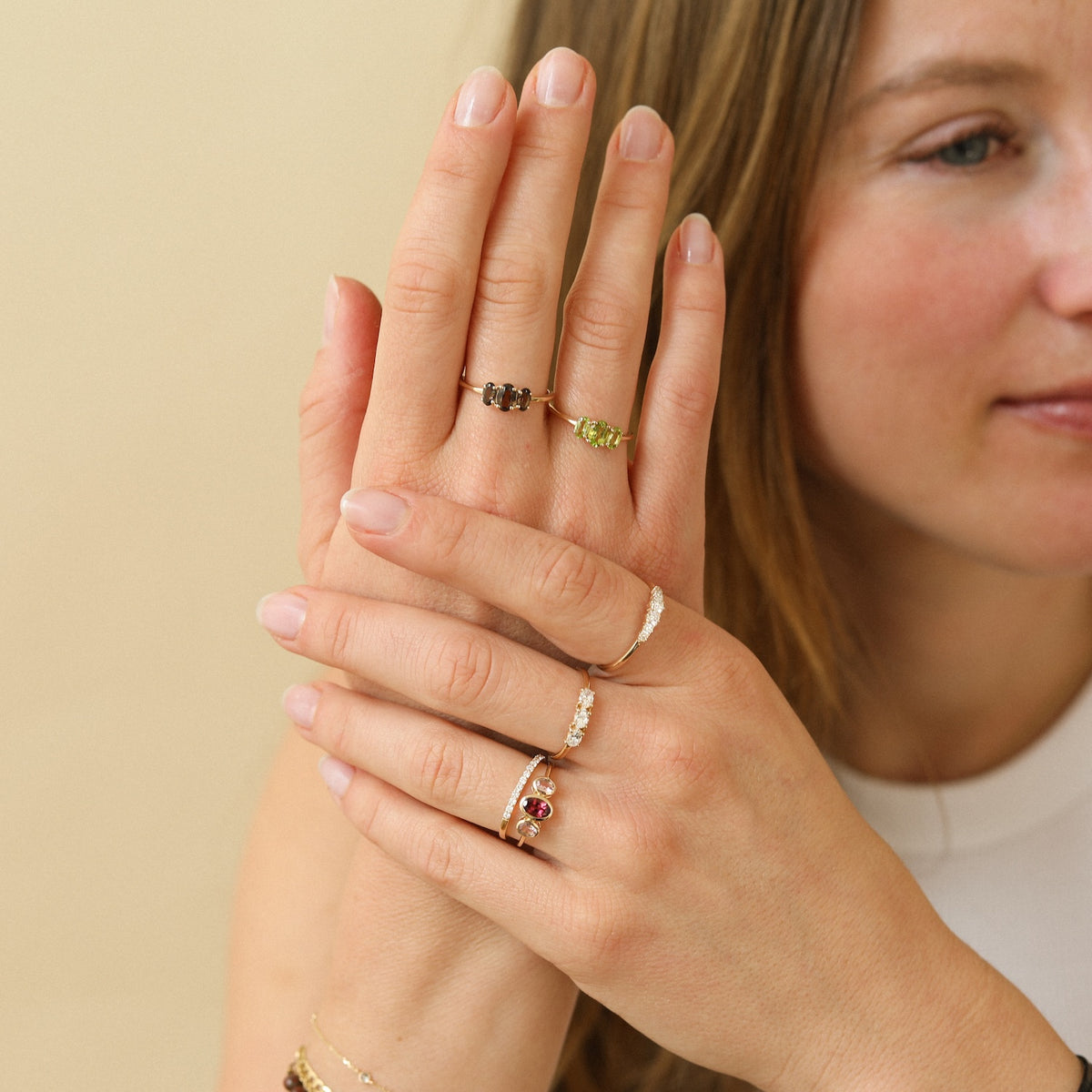 14 karaat gouden ringen gedragen met diamanten en edelstenen – stacking ringen dames combineren