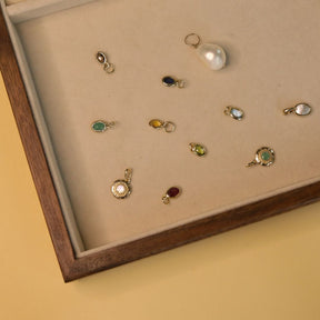 14K gouden birthstone hangers met diverse edelstenen, zoals aquamarijn, robijn en citrien.