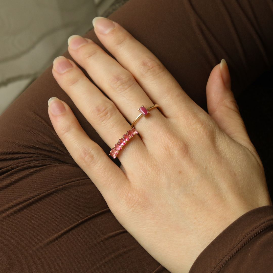 9 karaat ring met roze topaas aan de hand