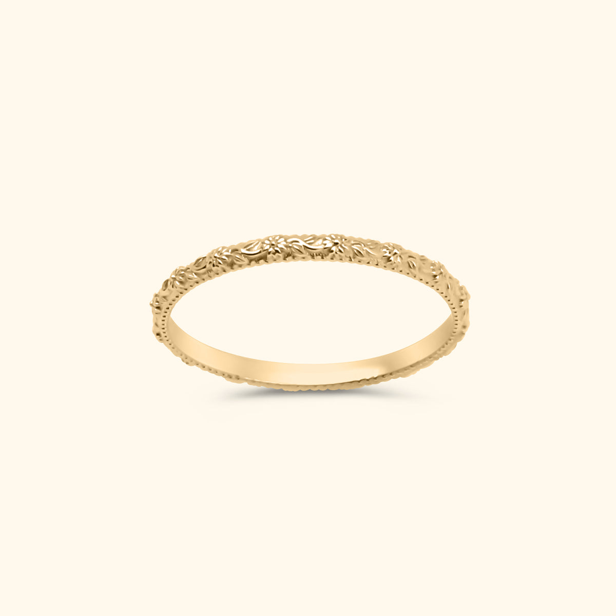 Goudkleurige stapelring van gold plated messing met verfijnd bloemendessin rondom de hele band.