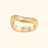 Gold plated brass ring met een gedurfd organisch ontwerp en snake-patroon – Bold Organic Wave Ring, een stijlvolle statement ring voor dames.