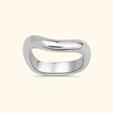 Sterling zilveren ring met een organisch, golvend design – Bold Organic Wave Ring, een moderne statement ring voor dames.