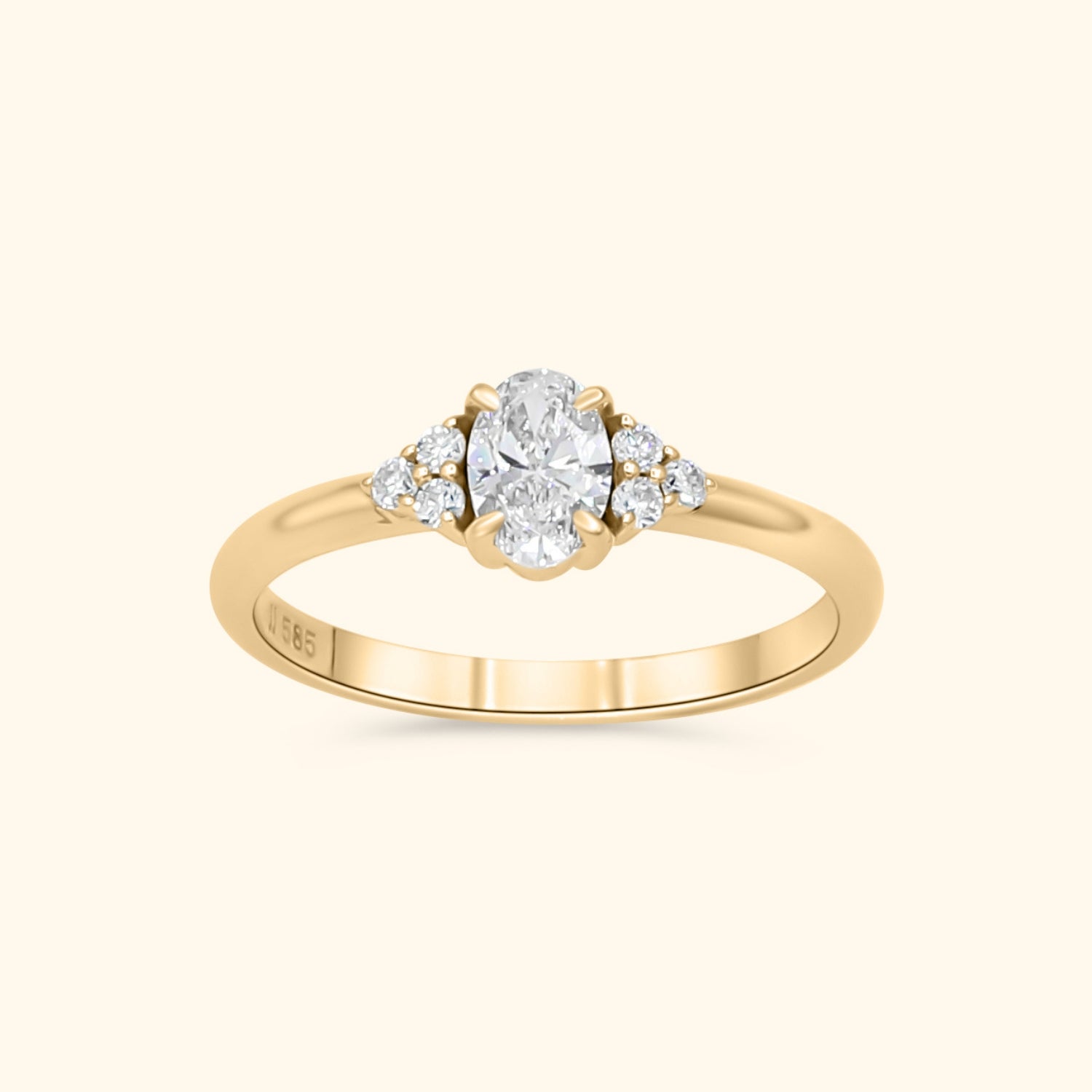 Bold Tanja ovale diamanten ring van 14 karaat goud met ovaal geslepen lab grown diamant en kleine accentdiamanten.
