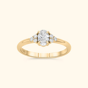 Bold Tanja ovale diamanten ring van 14 karaat goud met ovaal geslepen lab grown diamant en kleine accentdiamanten.