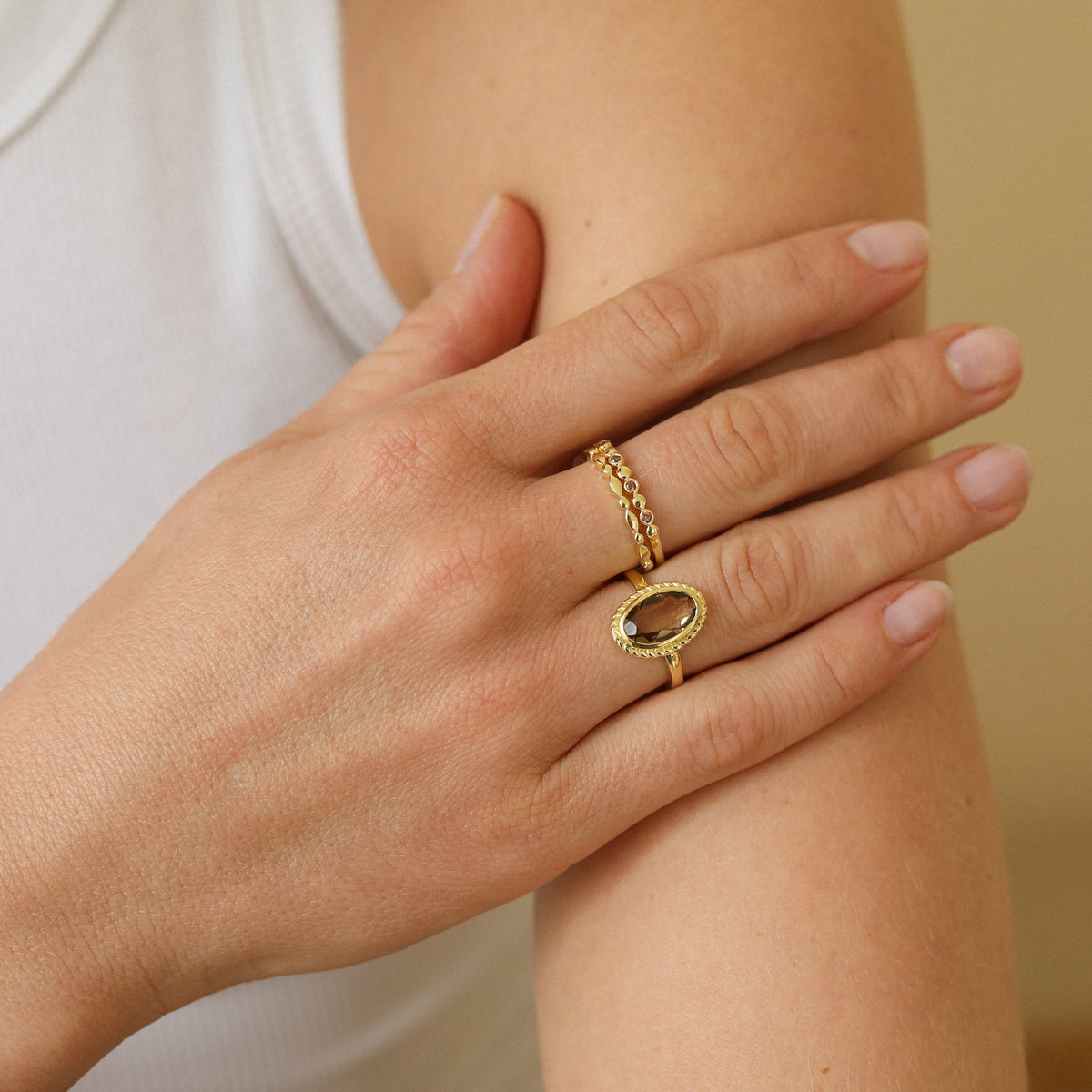 Goudkleurige stacking ring met bruine steentjes gedragen om de vinger – Bubba Brown Stacker Ring dames