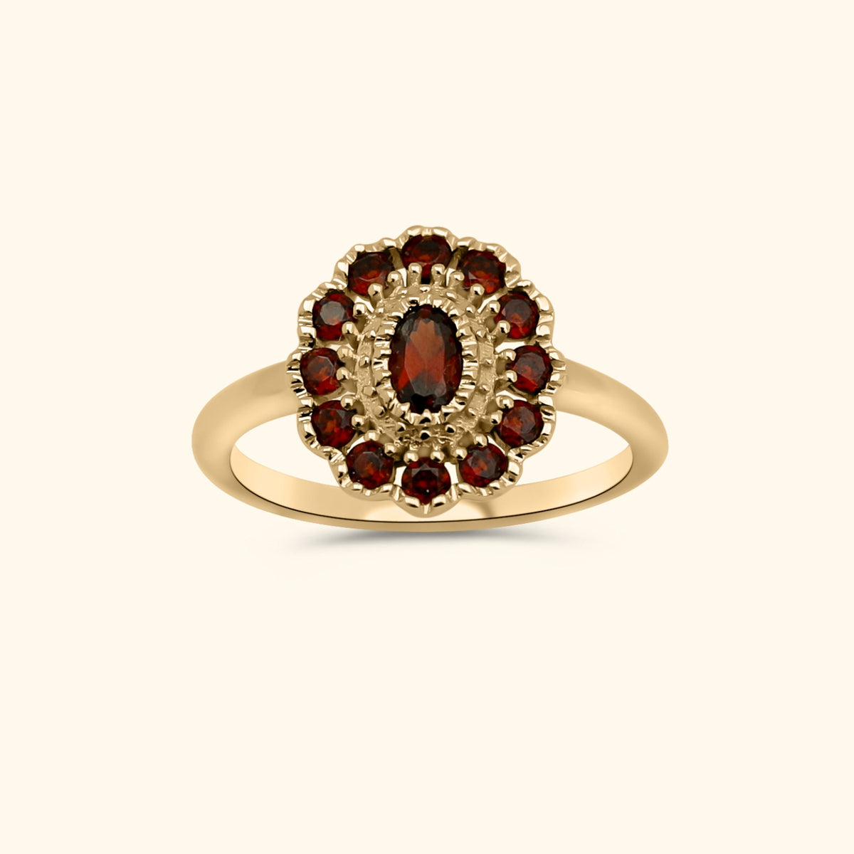 Ontdek de Kae Garnet Ring, een elegante gold plated brass ring met rode granaatstenen. Vintage uitstraling en tijdloze charme. Shop nu online!