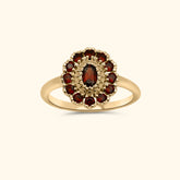 Ontdek de Kae Garnet Ring, een elegante gold plated brass ring met rode granaatstenen. Vintage uitstraling en tijdloze charme. Shop nu online!