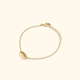 Gold plated kinderarmband met gegraveerde letter naar keuze. Perfect als persoonlijk cadeau voor kinderen.