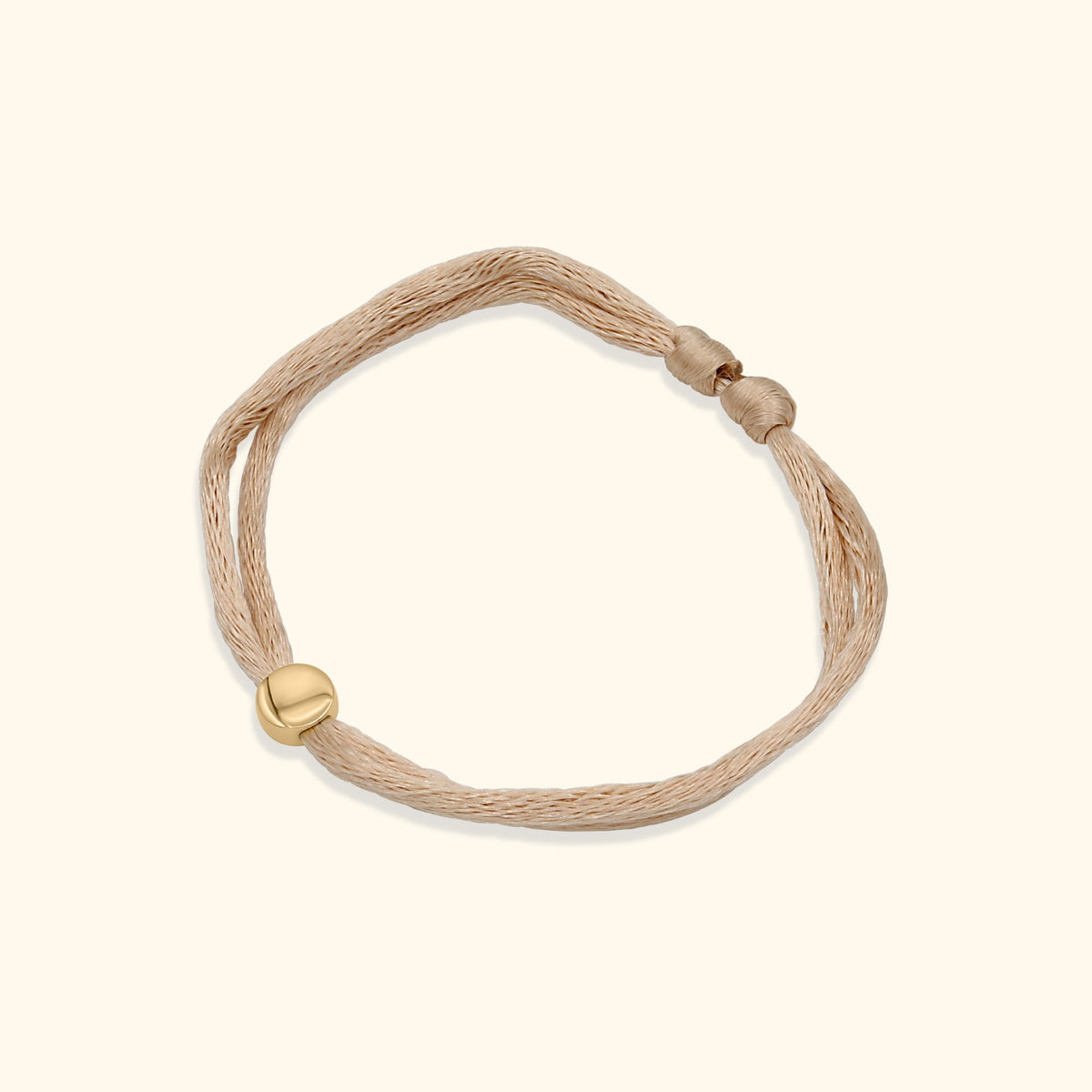 Kids Satin Cord Letter Bracelet met letterbedel aan een verstelbaar beige satijnen koord
