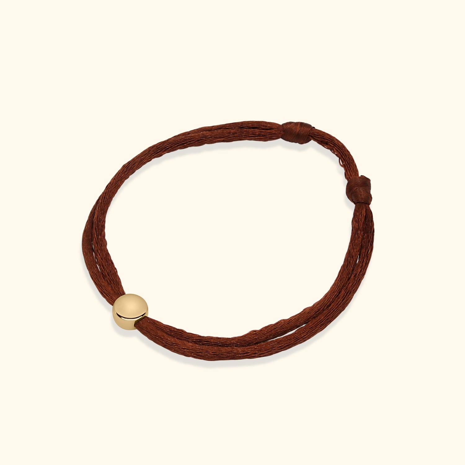Kids Satin Cord Letter Bracelet met letterbedel aan een verstelbaar bruin satijnen koord.