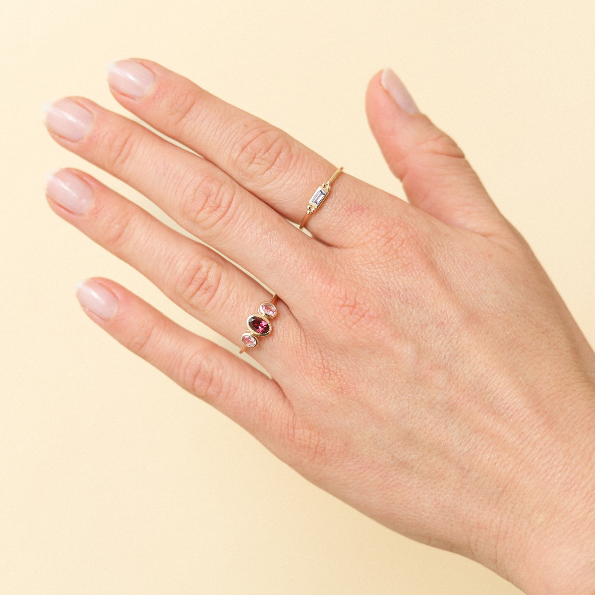 14 karaat gouden Lia Pink Tourmaline ring met roze steen gedragen om de vinger – elegante dames ring