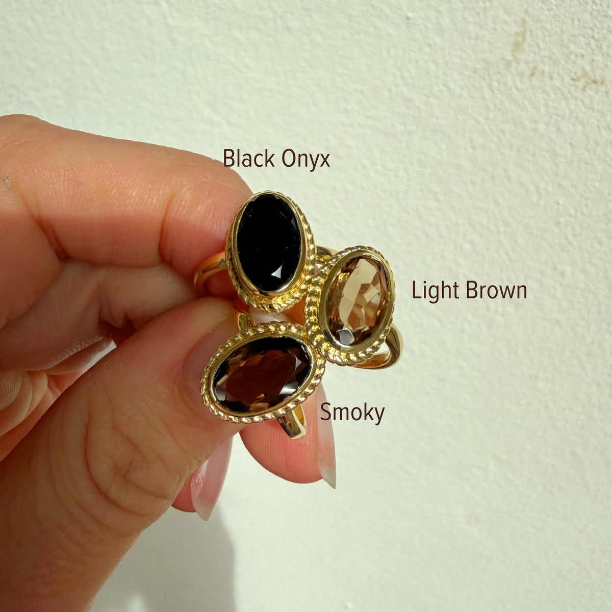 Goudkleurige ringen met ovale stenen in black onyx, lichtbruin en smoky kleuren – Luna ring collectie dames