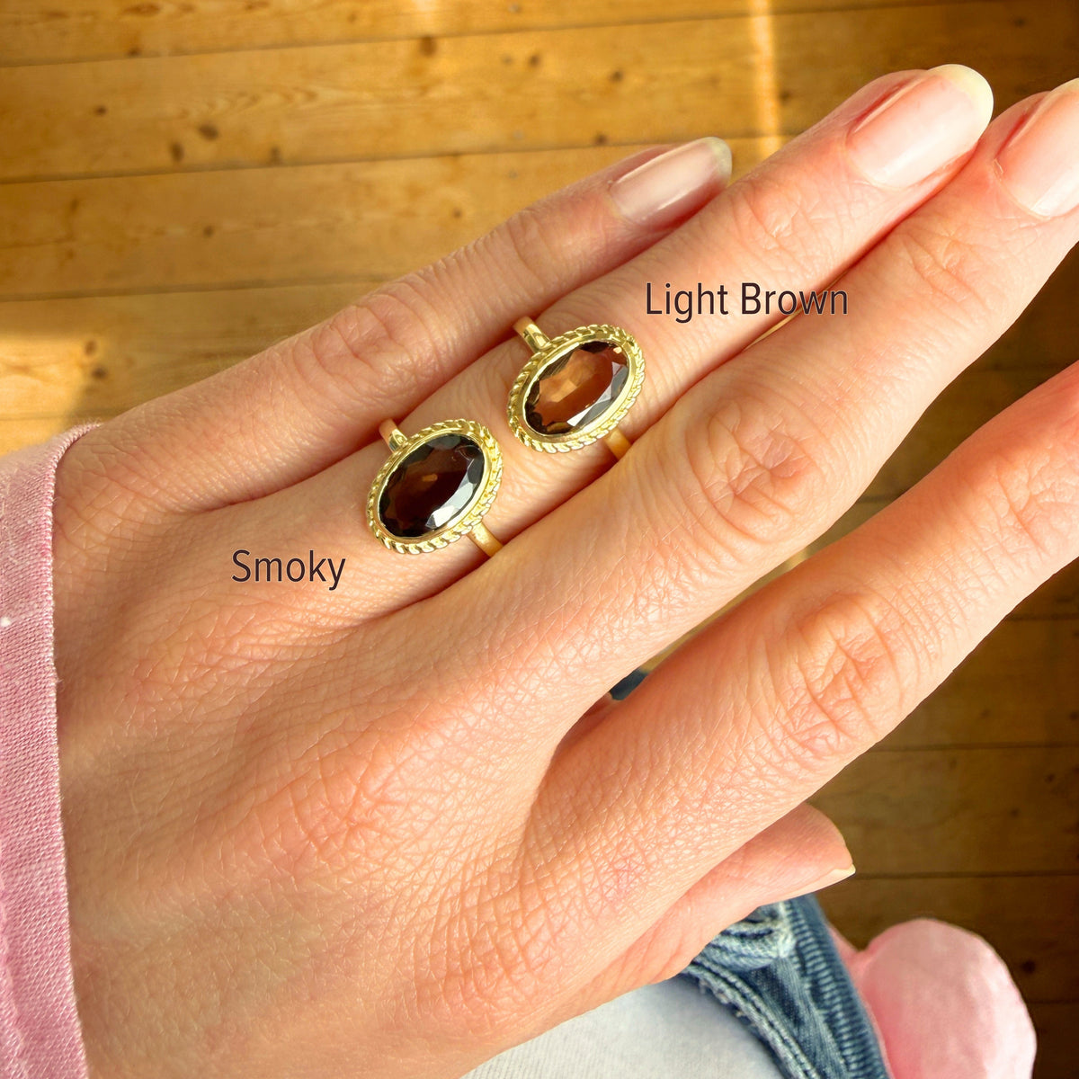 Goudkleurige Luna ringen met ovale bruine en smoky stenen gedragen om de vinger – dames ringen combineren