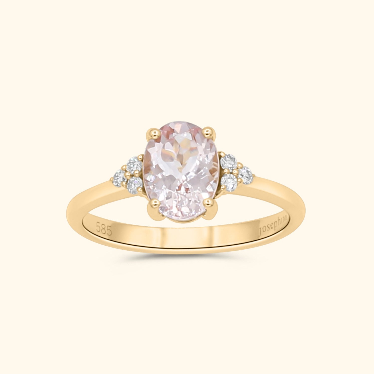 14K gouden verlovingsring met ovale morganiet edelsteen in het midden en zes lab grown diamanten aan de zijkanten.