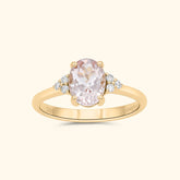 14K gouden verlovingsring met ovale morganiet edelsteen in het midden en zes lab grown diamanten aan de zijkanten.