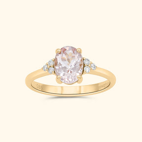 14K gouden verlovingsring met ovale morganiet edelsteen in het midden en zes lab grown diamanten aan de zijkanten.