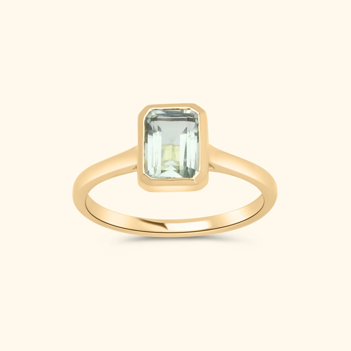 Goudkleurige ring met een rechthoekige lichtgroene amethist in een strakke, moderne zetting.