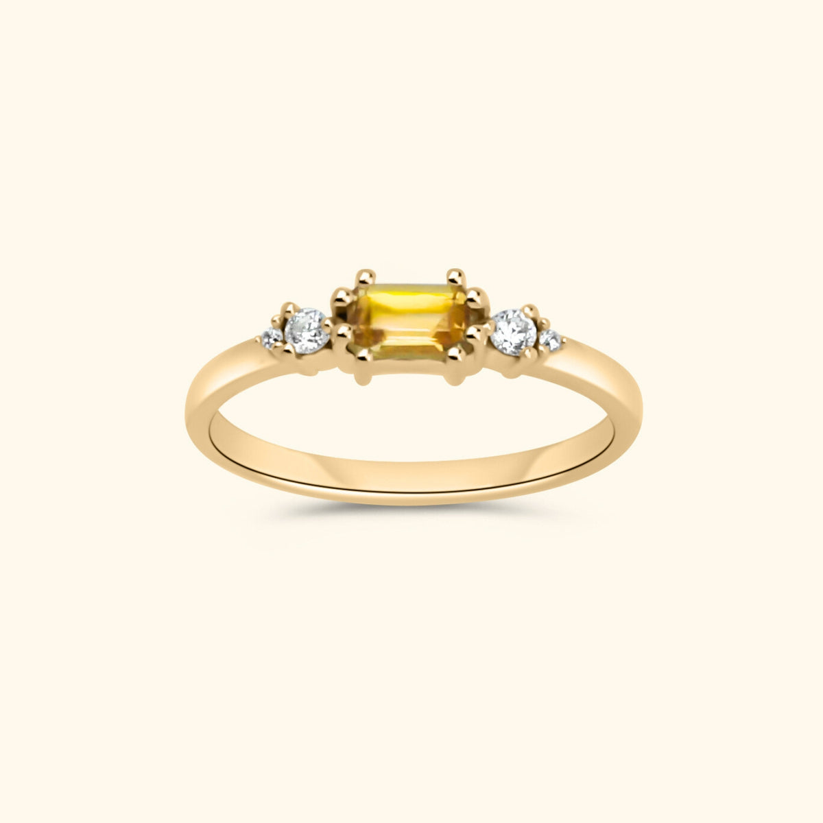 Goudkleurige ring met rechthoekige gele citrien en drie fonkelende witte steentjes aan beide zijden, gezet in gold plated messing.