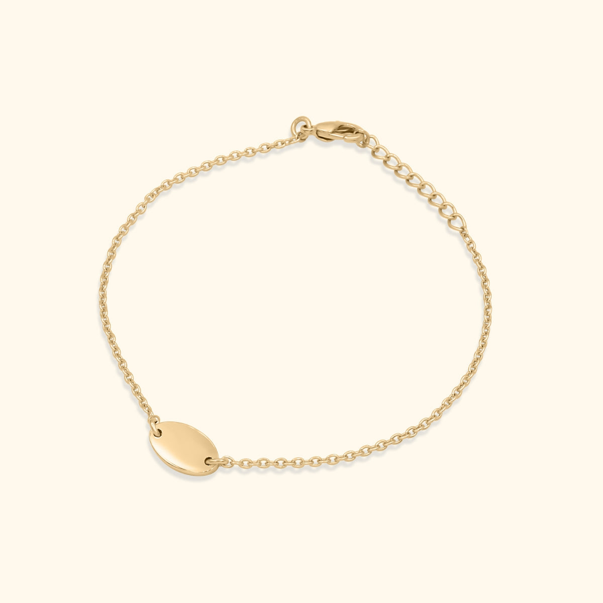 Gold plated armband met gegraveerde letter naar keuze voor een persoonlijke en tijdloze uitstraling.