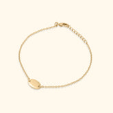 Gold plated armband met gegraveerde letter naar keuze voor een persoonlijke en tijdloze uitstraling.