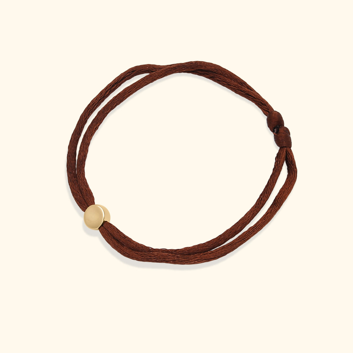 Persoonlijke armband met letterbedel aan een verstelbaar bruin satijnen koord