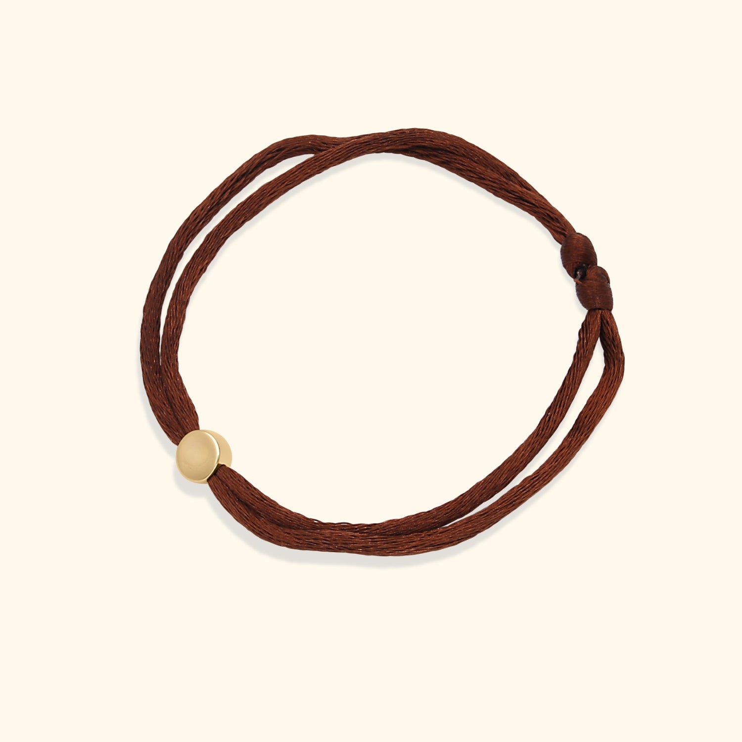 Persoonlijke armband met letterbedel aan een verstelbaar bruin satijnen koord