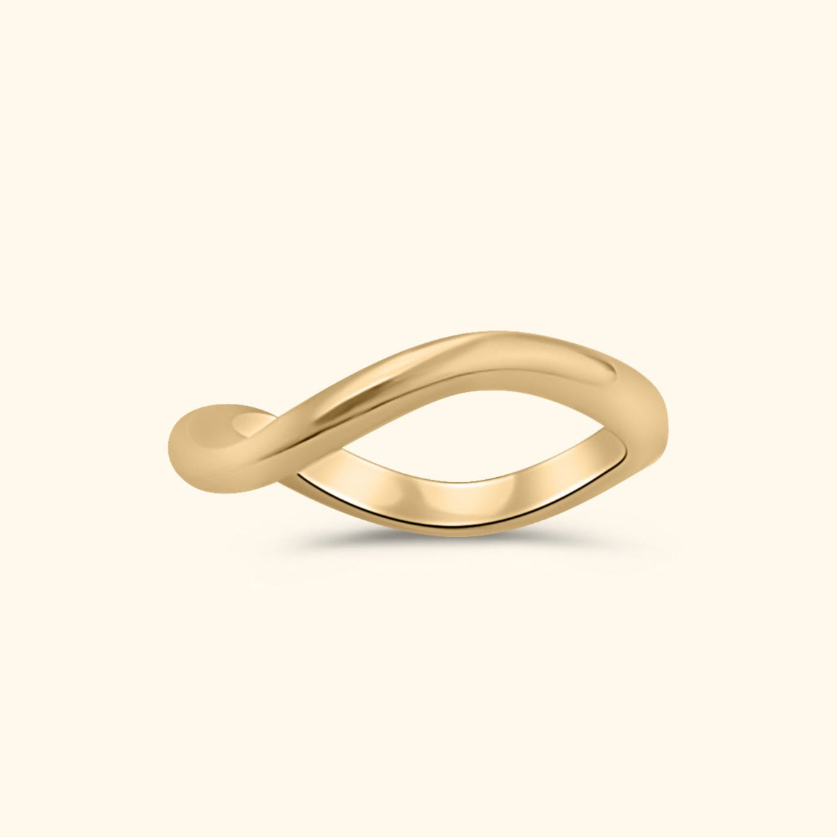 Elegante gold plated brass ring met een organische golfvorm – Slim Organic Wave Ring, een stijlvolle en moderne damesring.