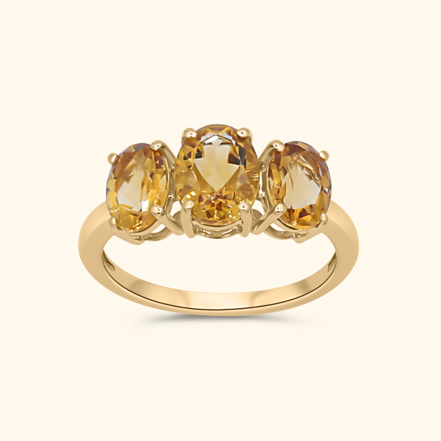 9K gouden ring met drie ovale citrien edelstenen in een klassieke zetting met warme goudgele kleur.