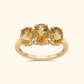 9K gouden ring met drie ovale citrien edelstenen in een klassieke zetting met warme goudgele kleur.