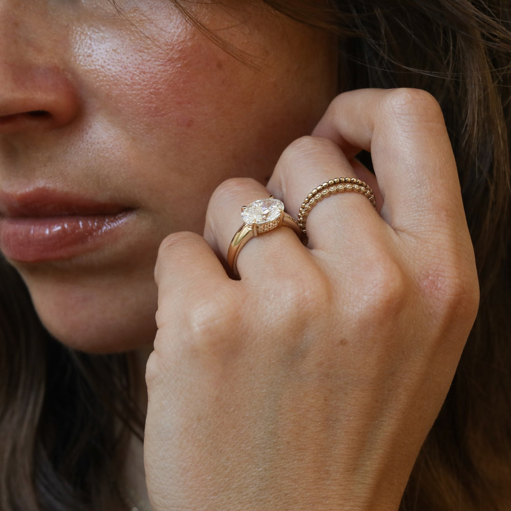 Close-up van de Éloise 2 ct East to West Oval Diamond Ring in 14K goud met lab grown diamant en double hidden halo.