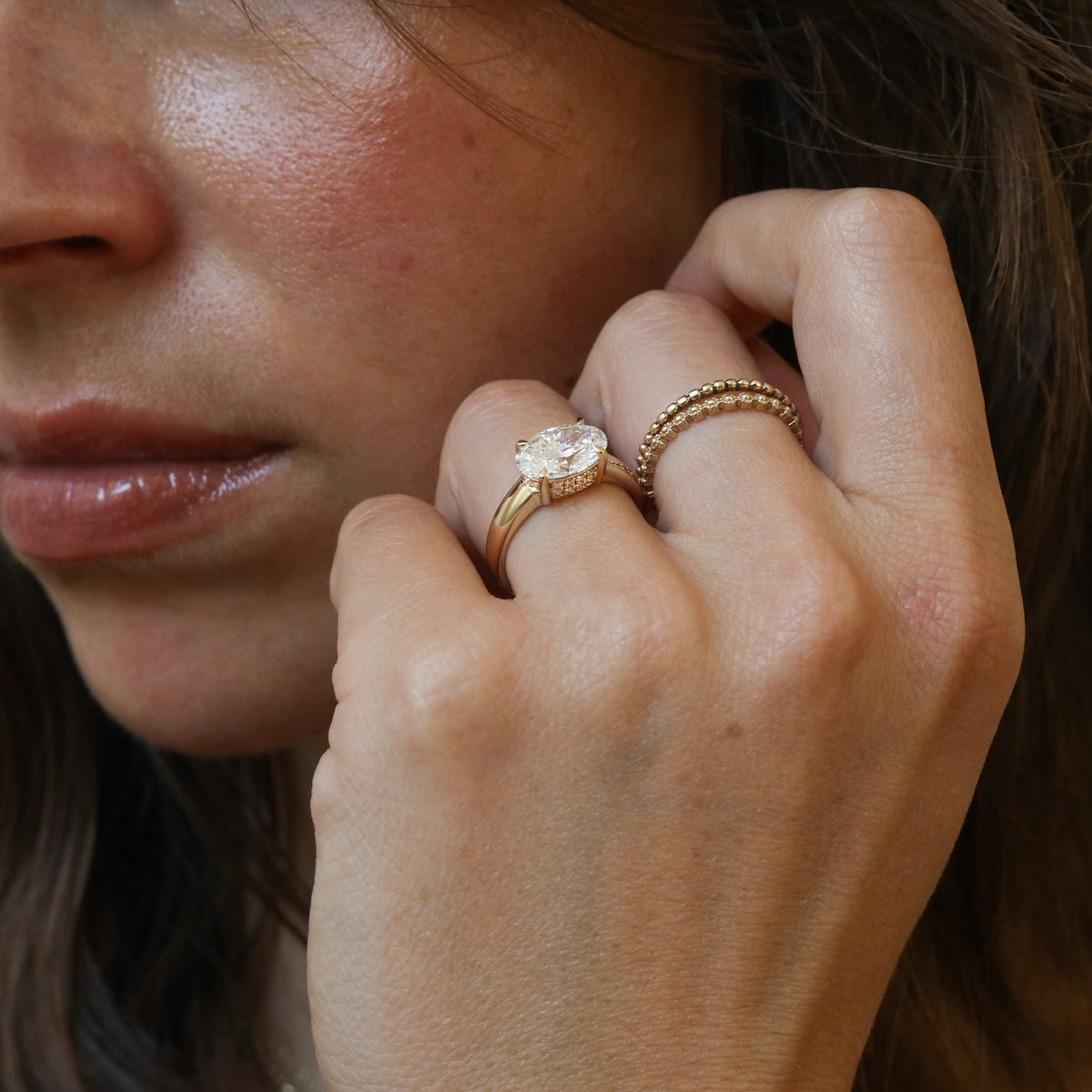 Close-up van de Éloise 2 ct East to West Oval Diamond Ring in 14K goud met lab grown diamant en double hidden halo.