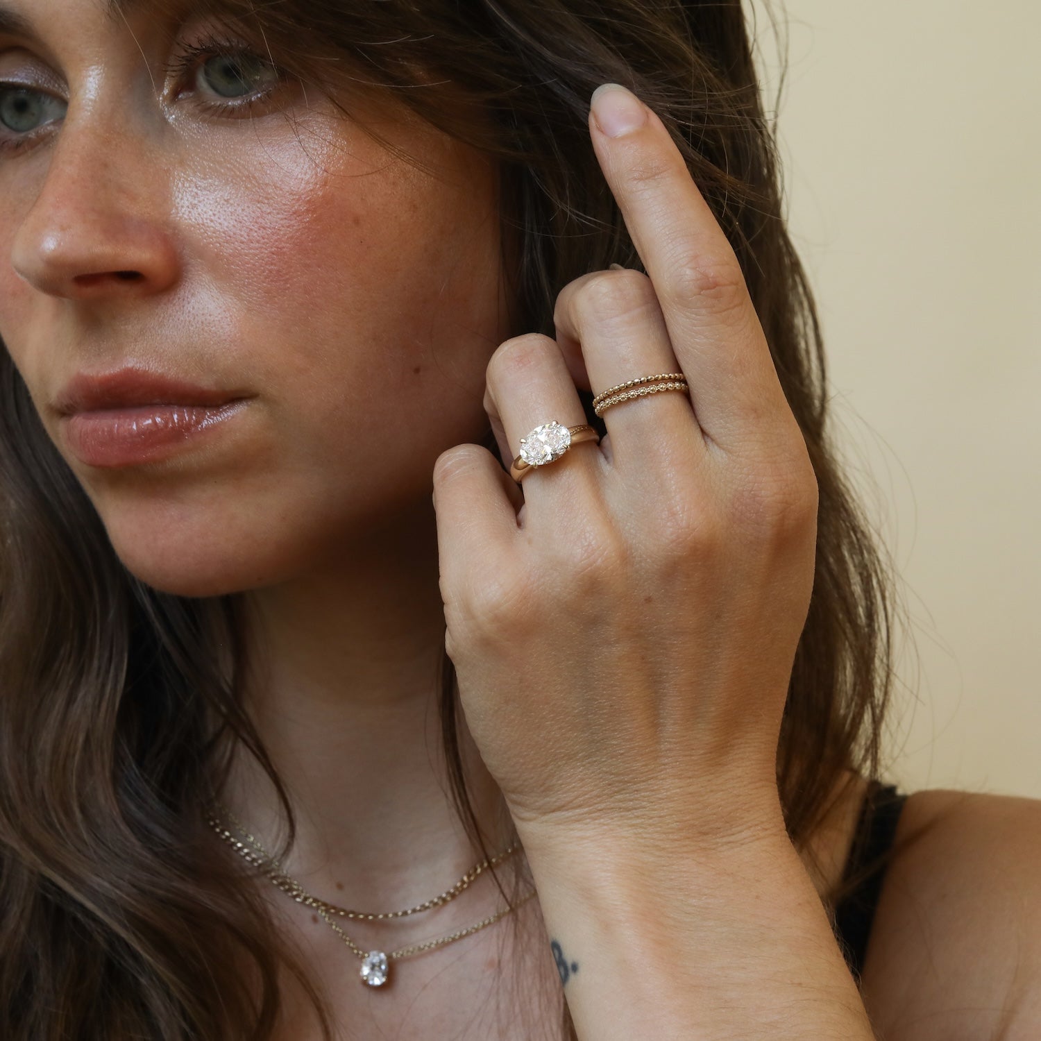 Model draagt de Éloise 2 ct East to West Oval Diamond Ring in 14K goud met IGI-gecertificeerde lab grown diamant.
