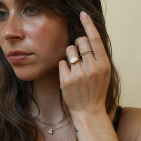 Model draagt de Éloise 2 ct East to West Oval Diamond Ring in 14K goud met IGI-gecertificeerde lab grown diamant.
