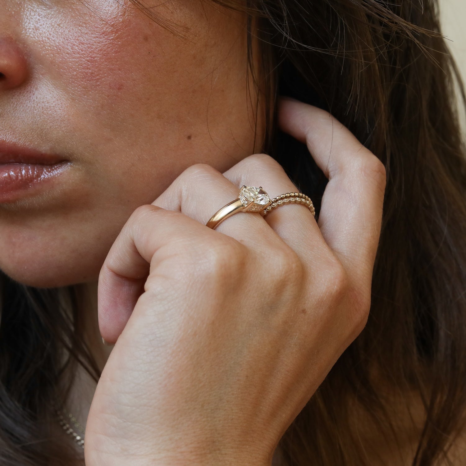 Profiel van de Éloise 2 ct East to West Oval Diamond Ring in 14K goud met double hidden halo en lab grown diamant.