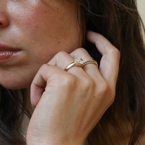 Profiel van de Éloise 2 ct East to West Oval Diamond Ring in 14K goud met double hidden halo en lab grown diamant.