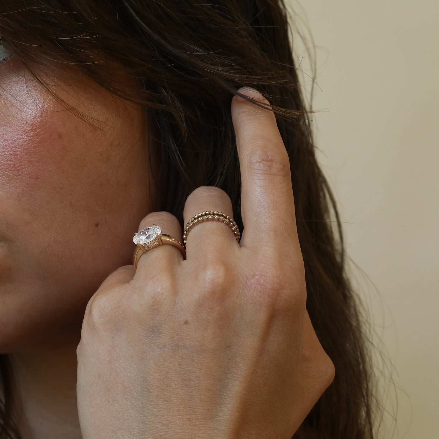 Zijaanzicht van de Éloise 2 ct East to West Oval Diamond Ring met double hidden halo in 14K goud