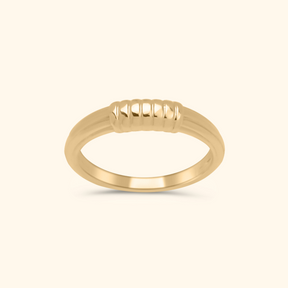 Gold plated aanschuif ring met geribbeld detail – modern en tijdloos design