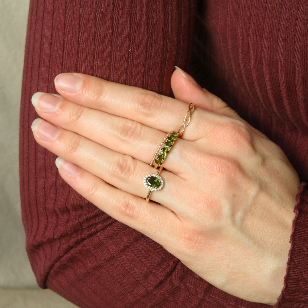 Goudkleurige half-eternity ring met groene toermalijn edelstenen – verfijnd en elegant design