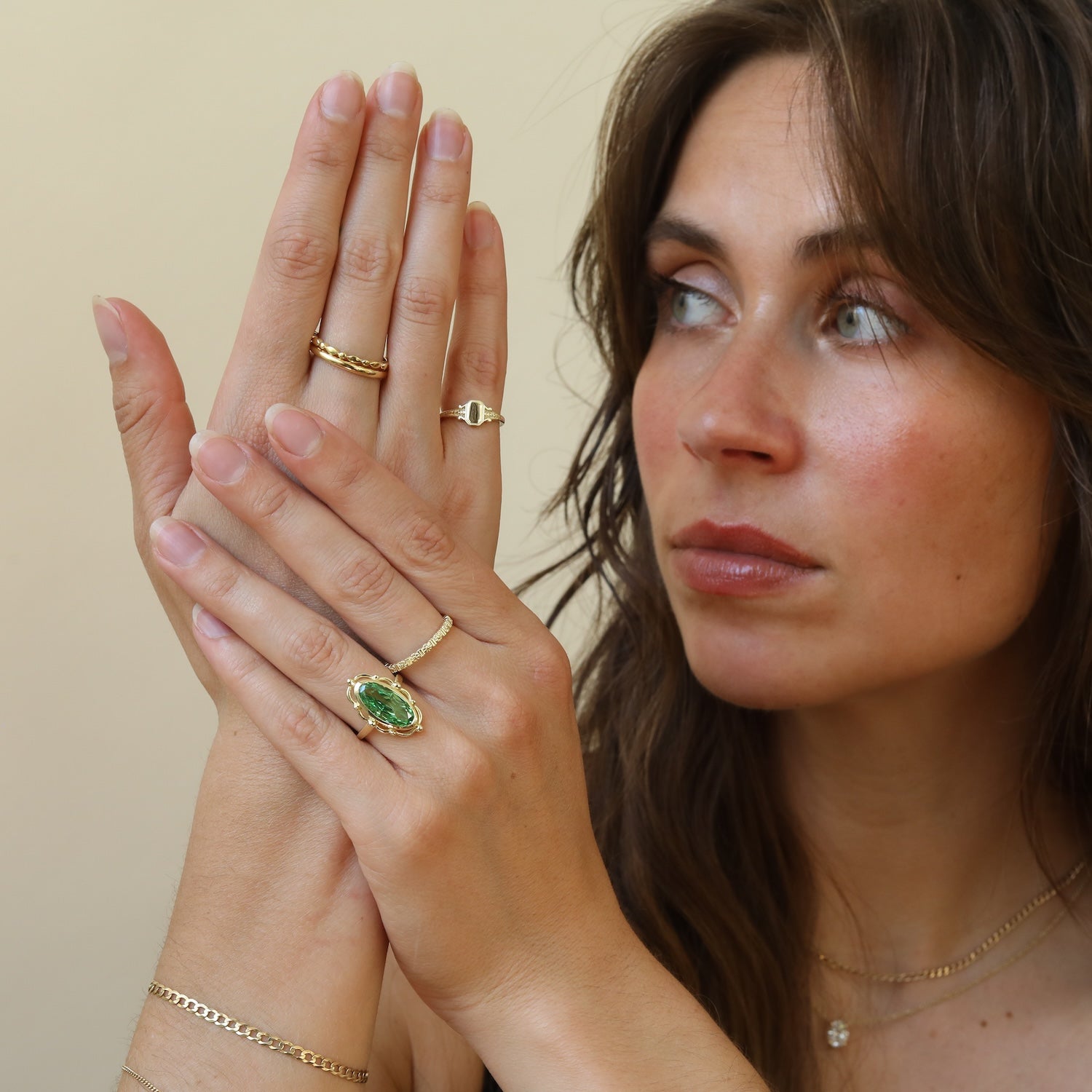 Model draagt meerdere gold plated ringen in verschillende stijlen 2