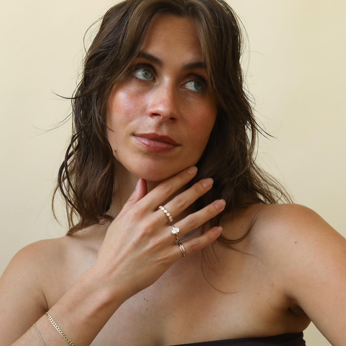 Model draagt de Hailey 1 ct Oval Hidden Halo Diamond Engagement Ring in 14K goud met lab grown diamant.