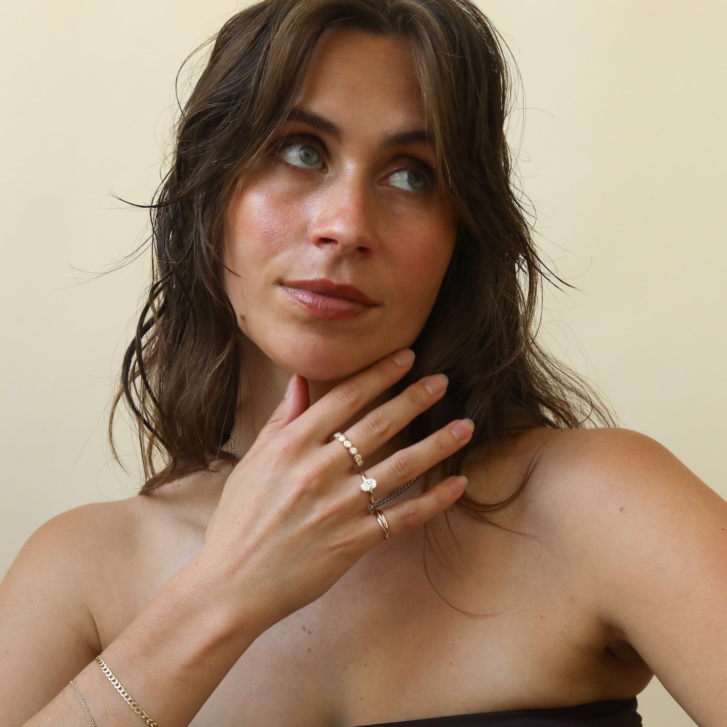 Model draagt de Hailey 1 ct Oval Hidden Halo Diamond Engagement Ring in 14K goud met lab grown diamant.