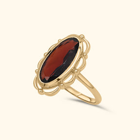 Jane Garnet Ring van 9 karaat met een dieprode ovale granaatsteen in een vintage geïnspireerde zetting met sierlijke details zijaanzicht
