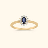 Lady D Sapphire Ring - 9 karaat gouden ring met blauwe saffier en witte topaas steentjes.