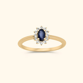 Lady D Sapphire Ring - 9 karaat gouden ring met blauwe saffier en witte topaas steentjes.